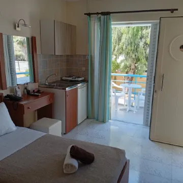 Leonidas Hotel & Studios