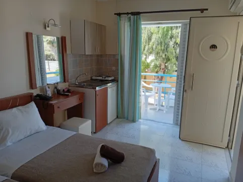 レオニーダス ホテル アンド ステューディオス