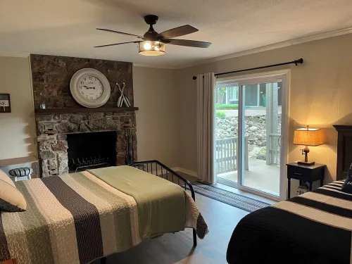 4-bedroom lakefront house with private dock Hotels in Sharp County