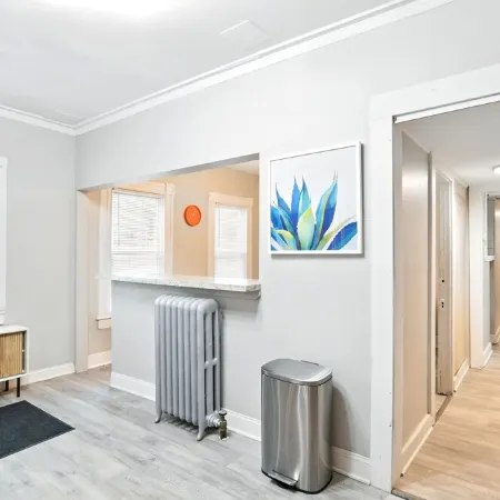 Saint James Manor - Sleeps 24 in Style & Comfort with Parking