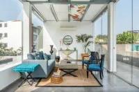 Modern 2BHK w Rooftop Pool 10 Mins Drive to Beach