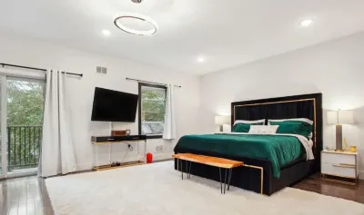 Contemporary Luxury 3 Bdr Apt for 6 +Free Parking