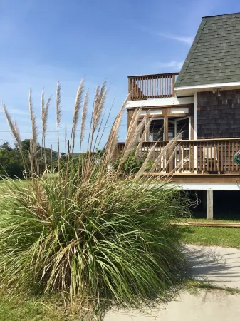 Beautiful Sunsets, Short walk to the Beach, Pet Friendly!