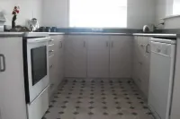 Riverside Townhouse with room for all the family, great location & WIFI