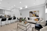 Luxury Unit Windsor (4-plex) 5 minutes to Ambassador Bridge