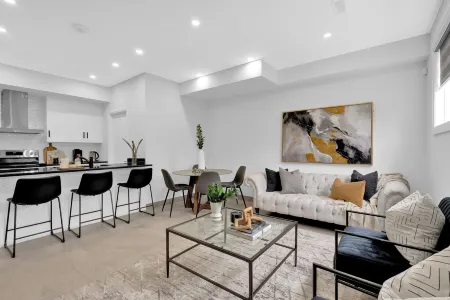 Luxury Unit Windsor (4-plex) 5 minutes to Ambassador Bridge Отели в г. Виндзор