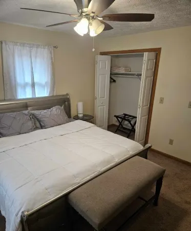 Charming 2-bedroom condo with WiFi, AC in delightful Canton Отели в г. Плейн Тауншип