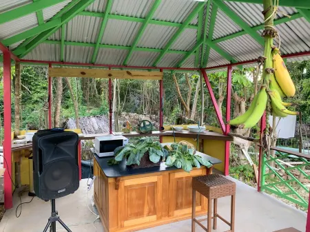 Russell Villas Garden House, i accommodation, Authentic Island vibe, Gated