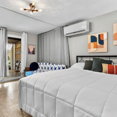 Family Fun/5 Min Airport & Beach/Jacuzzi, BBQ/Kids Pool,Ping Pong /Solar Panels