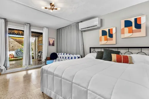 Family Fun/5 Min Airport & Beach/Jacuzzi, BBQ/Kids Pool,Ping Pong /Solar Panels