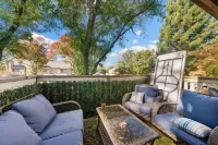 Perfect 2 bedroom 2 bath condo with a pool and gym Hotels in Arden-Arcade