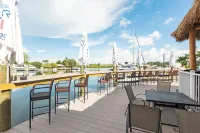 Condo at the Bay with kitchenette, opt-in continental breakfast, queen&sofa bed