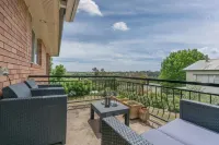 3 bedroom, two bathroom house fully equipped large kitchen, extensive lounge Hotels in Molong