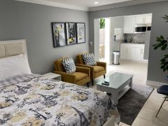 Cottage totally private detached 1 queen bed private patio