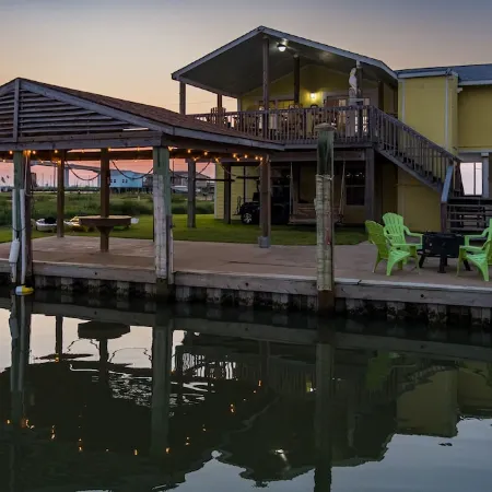 Cheerful "Bay B Shark" 2 bedroom canal front home- 2 min from the beach