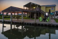 Cheerful "Bay B Shark" 2 bedroom canal front home- 2 min from the beach - 3-Star