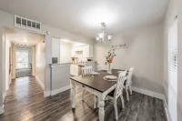 Cozy apartment! walking distance to AT&T stadium, KING BED!! Close 2 Everything