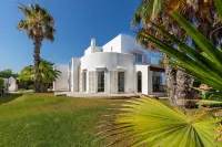Modern villa with private pool, located meeresnah, great garden