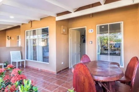 Small romantic getaway to remind people why they fell in love Отели рядом с достопримечательностью «Плайя Хако»