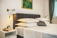 Luxury Home with Swimming Pool, Professional Tennis Court and Boccia Alley Hotels in 