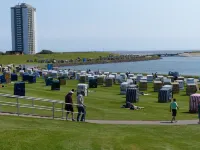 Holiday house with large garden, covered terrace, near the beach, Hotels in Stinteck