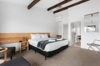Cobblestone Court Motel - Wenzel Motels فنادق في تاورانغا