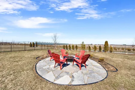 Spacious country lot, minutes from downtown Kingsville !