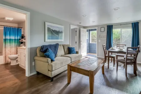 Surf Haven Unit B w/ fire pit walking distance to surfing beaches