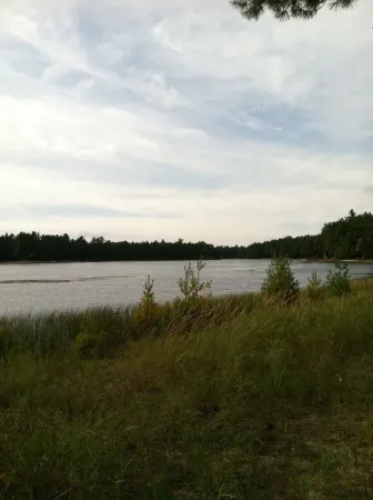 Lakeside Log Home, fireplace, snowmobile trails, parking, skiing, dog-friendly