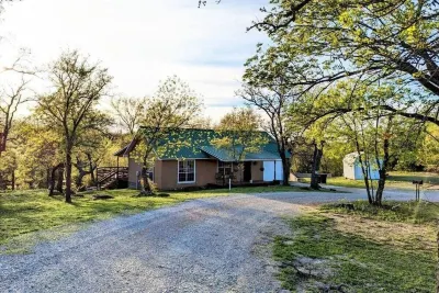 Treehouse Hideaway - Your Home Away from Home Hotels near Cross Bar Ranch Off-road Park