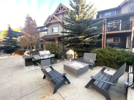 Cozy mountain retreat - Outdoor Hot Tub Access. Отели в г. Bighorn No. 8