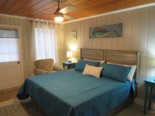 Location Location Location! Classic Beach Cottage less than 1-min walk to beach!
