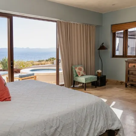 Large Luxury Beachfront Villa with Pool, Paddleboards, Golf Carts- Family Ready!
