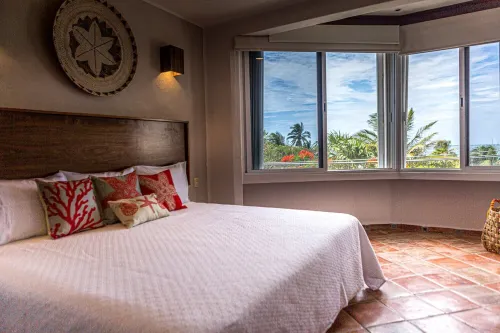 Awesome 2 BDR apartment, safe, clean, WiFi, and only  steps from the beach.