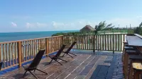 Seculuded beachfront home, outdoor showers, rooftop deck, 360 island view