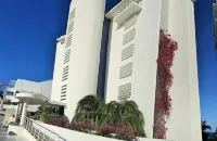 Oceanfront penthouse condo , stylish  private 360 stunning views two terraces .