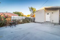 Clean & Stylish Home, Gated Parking, Yard, Fully Stocked, Monthly Discount, Pets โรงแรมใกล้Van Nuys Amtrak Metrolink