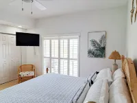 Steps from beach and infinity pool, Golf Cart Optional のホテル