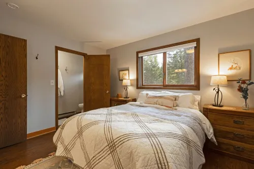 Clear Creek Blue Cabin w/ lake access & 9 acres!