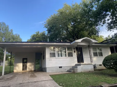 Cozy home close to downtown and minutes away from Fort Smith area! Pet-Friendly