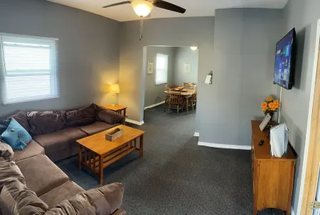 Full House in Downtown Ottawa, Very Short Walk to Downtown and Restaurants! Отели в г. Оттава