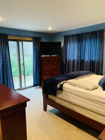 Spacious 3-Level Cabin Retreat-Sleeps 10, Wrap Around Deck, Peaceful and Private Отели в г. Питтсбург