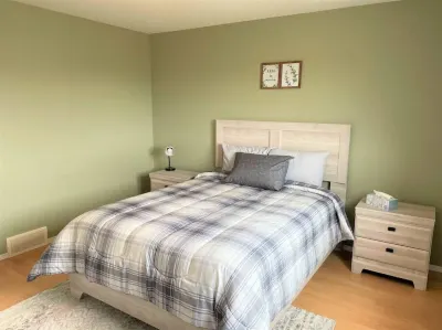 Spacious Duplex University of Alberta -- Augustana Campus附近的飯店