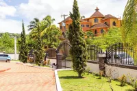 PERFECT FOR LARGE GROUPS-EXCELLENT LOCATION, MINUTES FROM EVERYTHING.
