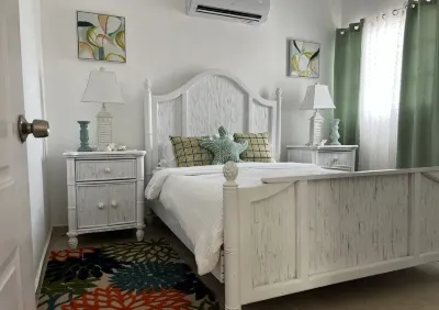 Beautiful Condo, 2 Bed, Short/long stay,12 min from the airport and beach by car