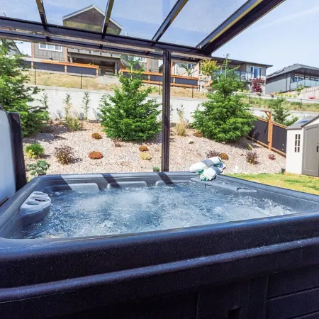 Hot tub, Pet Friendly + Monthly Discounts! Trails Nearby!