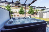 Hot tub, Pet Friendly + Monthly Discounts! Trails Nearby!