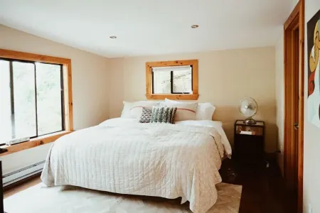 The Perfect Catskills Lake House Отели в г. Хайленд