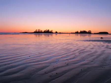 The Hacienda on South Chesterman. One minute walk to the beach. Relax and Unwind