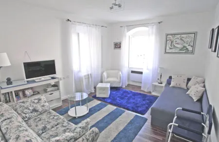 Lovely one bedroom apartment for 3 on the main Hvar town square Отели в г. Хвар